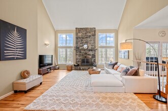 108 W Morris Rd in Washington, CT - Building Photo - Building Photo