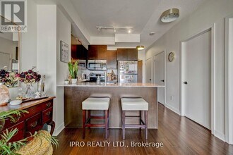 360-1360 Square One Dr in Mississauga, ON - Building Photo - Building Photo