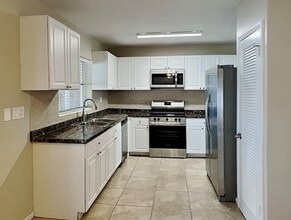 10321 SW 156th St in Miami, FL - Foto de edificio - Building Photo