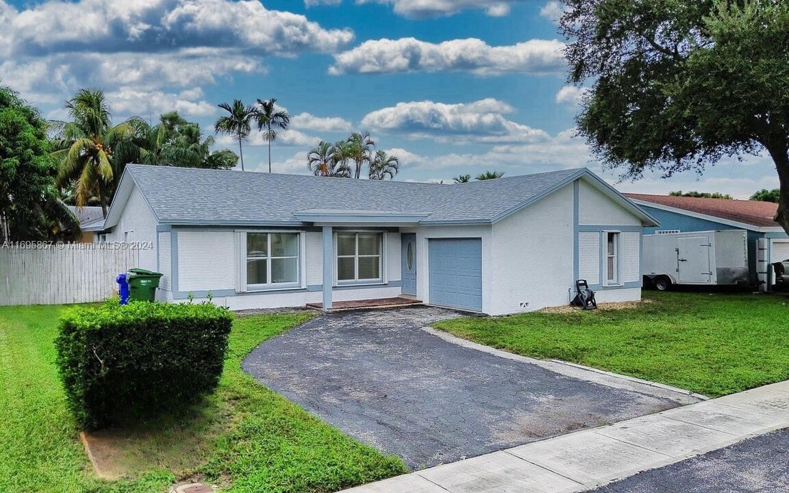 8440 NW 4th St in Pembroke Pines, FL - Building Photo