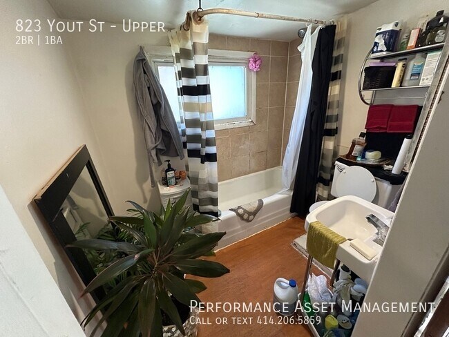823 Yout St, Unit Upper in Racine, WI - Building Photo - Building Photo