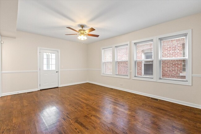 6735 S St Lawrence Ave in Chicago, IL - Building Photo - Building Photo