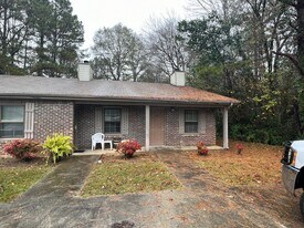 120 Mitchell Cir in Carrollton, GA - Building Photo