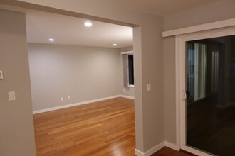 14616 NE 44th St in Bellevue, WA - Foto de edificio - Building Photo