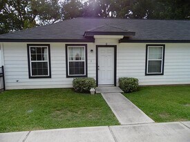200 W Worsham St in Willis, TX - Building Photo