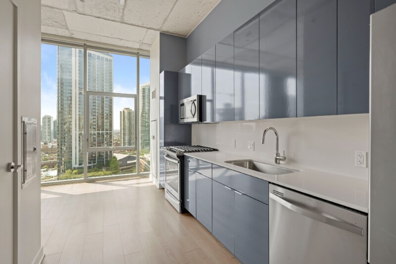 339 W Illinois St in Chicago, IL - Building Photo