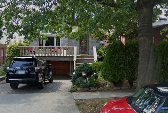6466 Ellwell Cres, Unit #2