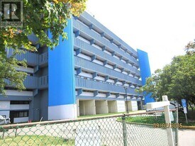 4645 Jane St in Toronto, ON - Building Photo