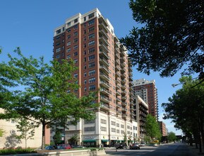 One East 14th Place in Chicago, IL - Foto de edificio - Building Photo