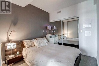 65 Bremner Blvd in Toronto, ON - Building Photo - Building Photo