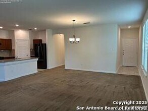 15415 Pine Path in San Antonio, TX - Foto de edificio - Building Photo