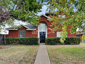 736 Trees Dr in Cedar Hill, TX - Building Photo