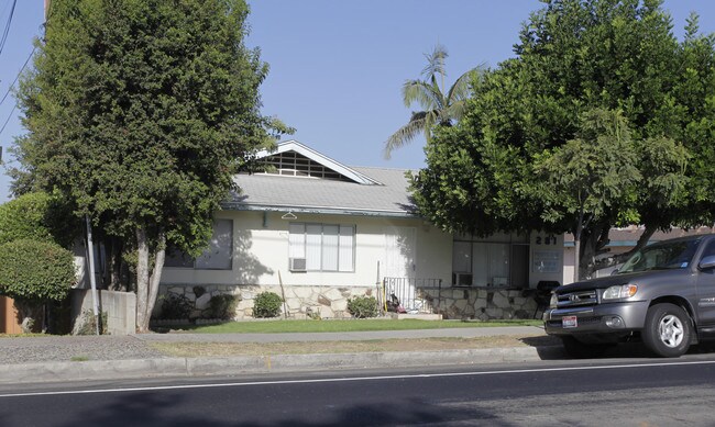 281 N Idaho St in La Habra, CA - Foto de edificio - Building Photo