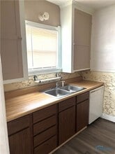2310 W Sylvania Ave, Unit 1,2 in Toledo, OH - Building Photo - Building Photo