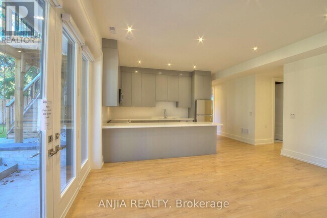 23 Cresthaven Dr in Toronto, ON - Building Photo - Building Photo