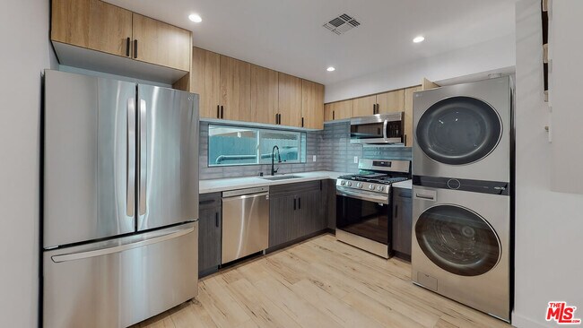 16010 Cantlay St-Unit -2 in Los Angeles, CA - Foto de edificio - Building Photo