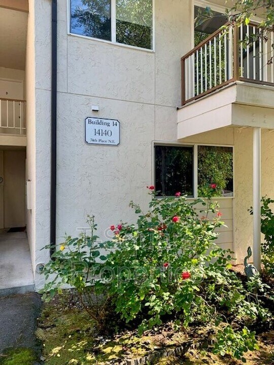 14140 74th Pl NE in Kirkland, WA - Building Photo