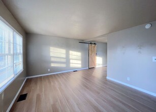 30 Halsey Dr in Hutchinson, KS - Building Photo - Building Photo