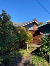 11934 NE Knott St in Portland, OR - Building Photo - Building Photo