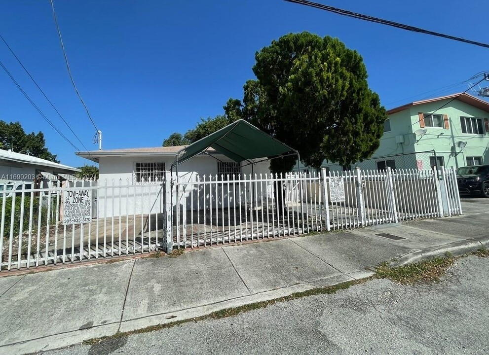 1019 NW 24th St in Miami, FL - Building Photo