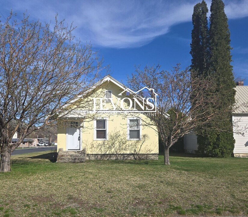 215 Tieton Ave in Naches, WA - Foto de edificio