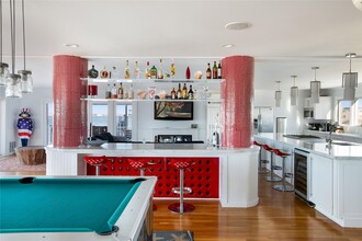 570 Dune Rd in Westhampton Beach, NY - Foto de edificio - Building Photo