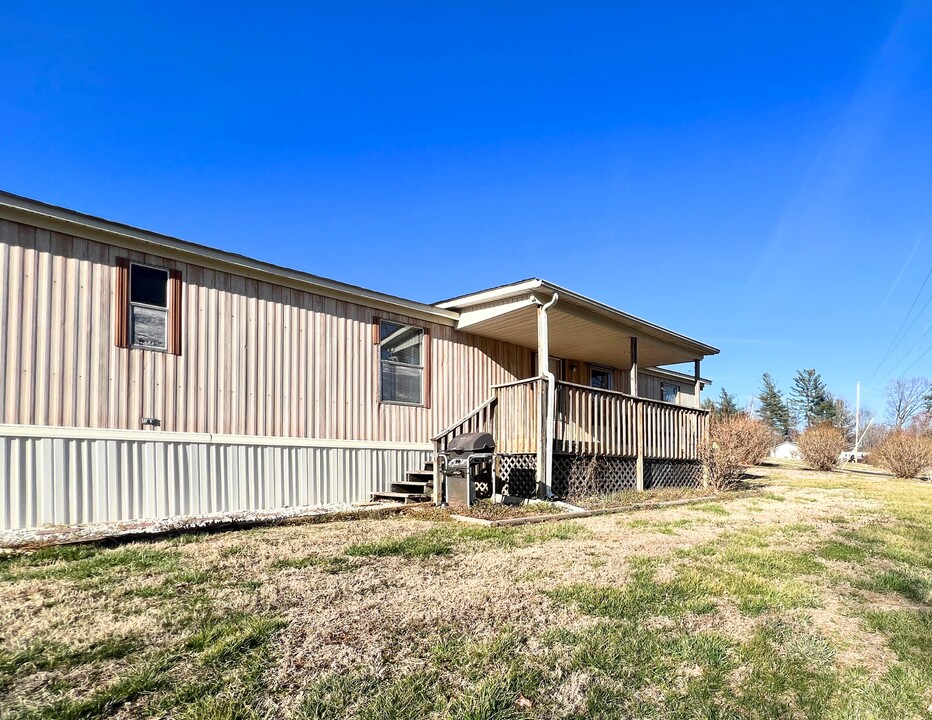 2342 Falls Rd in Moravian Falls, NC - Building Photo