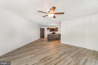 1708 Fairmont Dr-Unit -306 in Harrisburg, PA - Foto de edificio - Building Photo