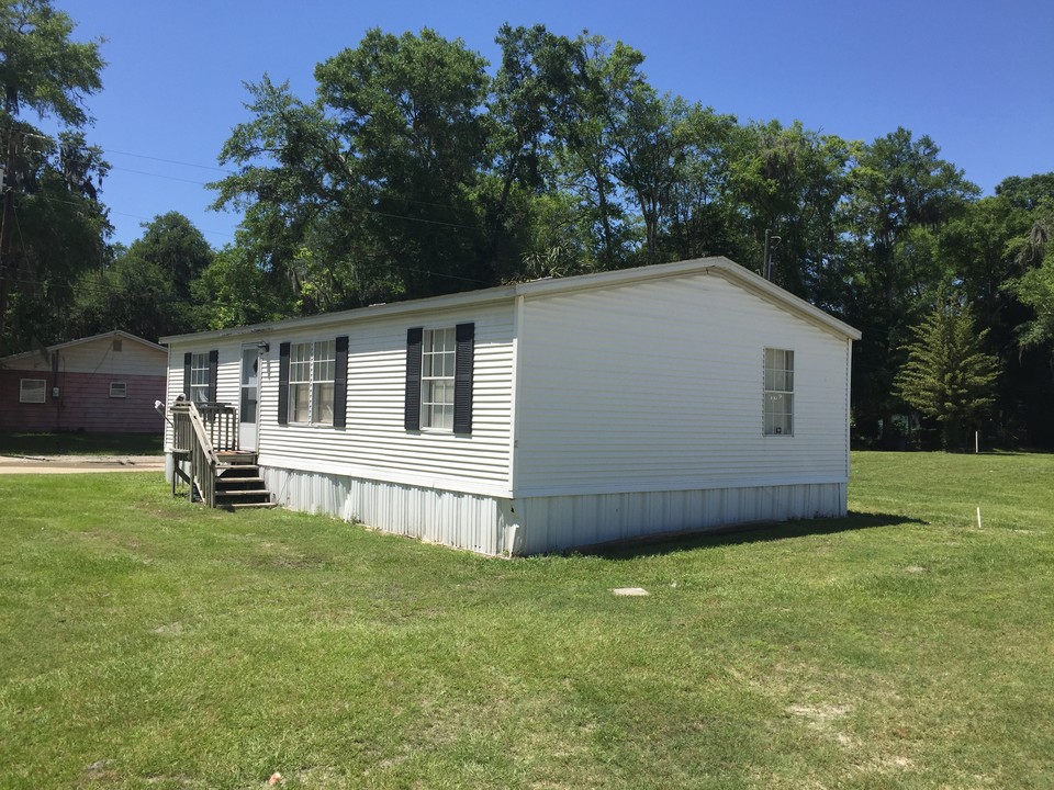 Suwannee Mobile Home Park in Live Oak, FL - Building Photo