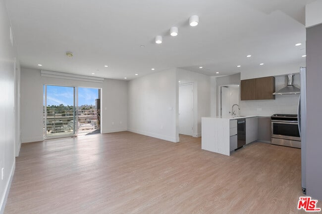 11837 Mayfield Ave in Los Angeles, CA - Building Photo - Building Photo