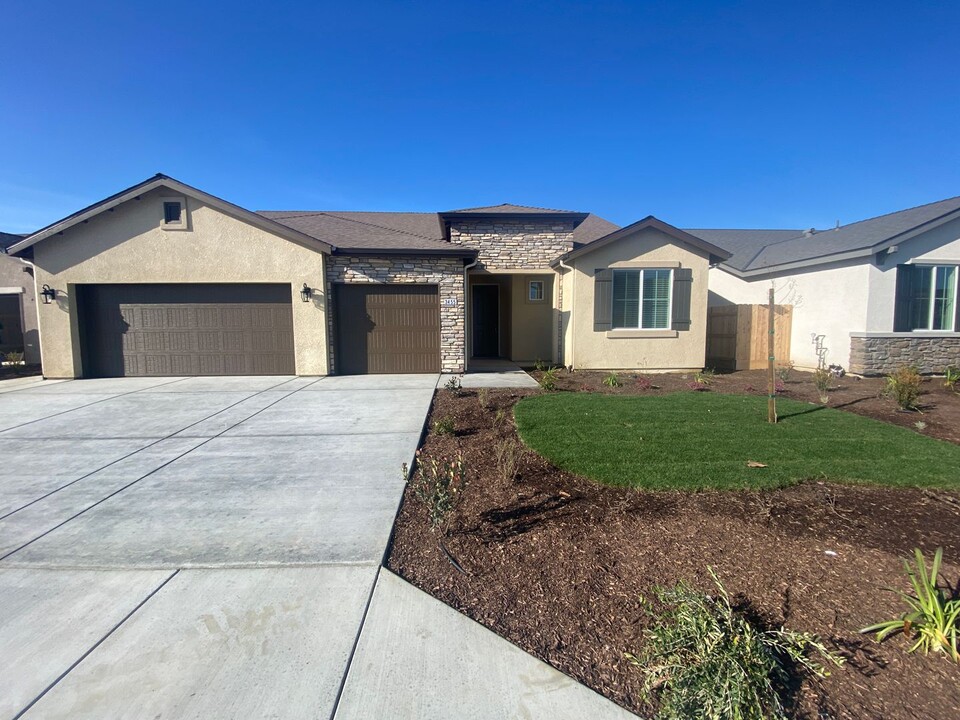 3455 Lennox St in Tulare, CA - Foto de edificio