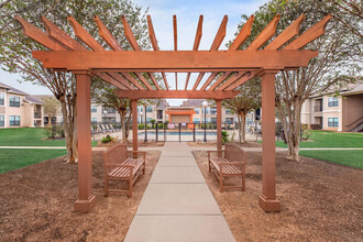 Sunchase Square in Lockhart, TX - Foto de edificio - Building Photo