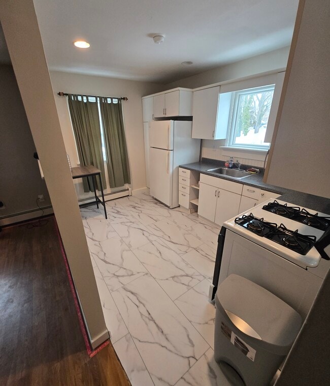 23 Valkyr Rd, Unit top floor in Rocky Point, NY - Foto de edificio - Building Photo