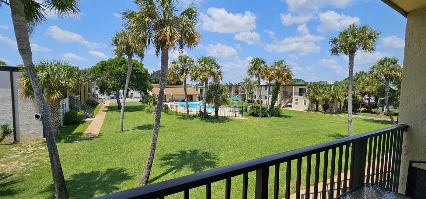 300 Miracle Strip Pkwy SW in Fort Walton Beach, FL - Building Photo