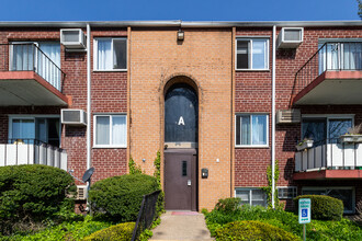 Forest Glen Condominiums in Philadelphia, PA - Building Photo - Building Photo