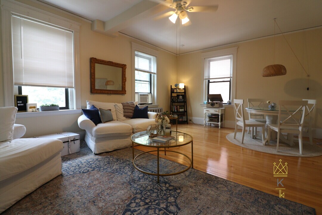 1100 Beacon St in Brookline, MA - Building Photo