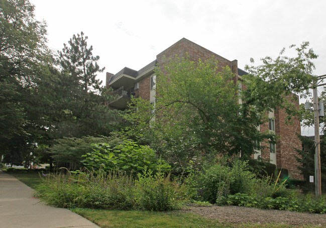 Forest Hill Condos in Downers Grove, IL - Foto de edificio - Building Photo