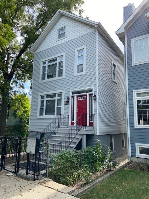 2229 W Wellington Ave