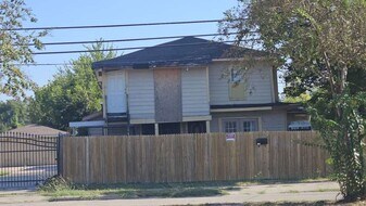 6502 W Montgomery Rd in Houston, TX - Building Photo