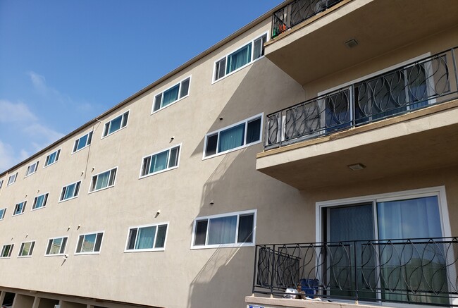 Bixby Knolls Regency Townhomes in Long Beach, CA - Building Photo - Building Photo