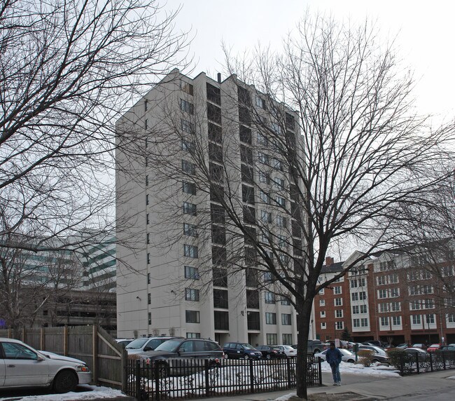 Clinton Manor in Stamford, CT - Foto de edificio - Building Photo