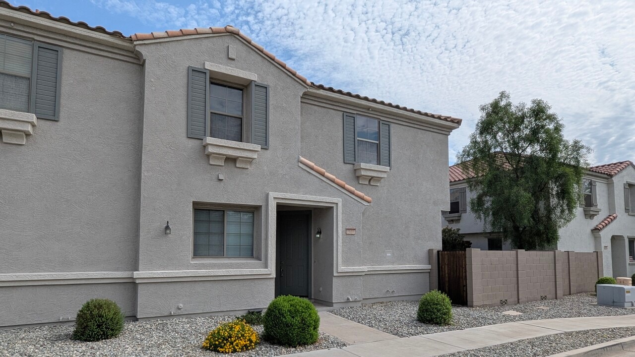 7535 S 30th Run in Phoenix, AZ - Building Photo