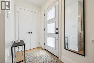 2113 New St in Burlington, ON - Building Photo - Building Photo