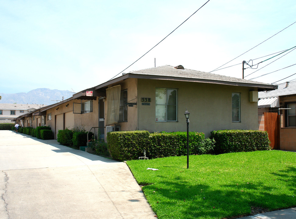 538 W Vesta St in Ontario, CA - Foto de edificio