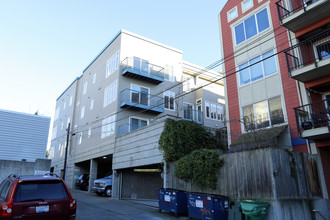 525 First West Apartments in Seattle, WA - Building Photo - Building Photo