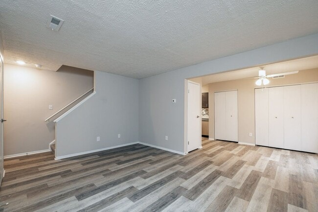 TOWNHOMES AT MCNAUGHTEN in Columbus, OH - Foto de edificio - Building Photo