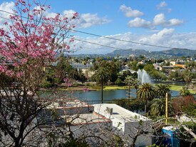 1086 W Kensington Rd in Los Angeles, CA - Building Photo