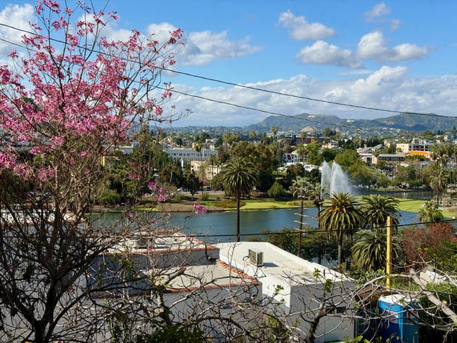 1086 W Kensington Rd