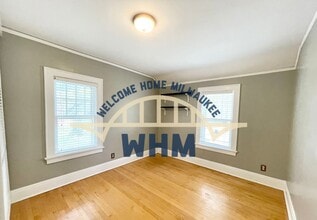 1113 Robertson St in Wauwatosa, WI - Building Photo - Building Photo