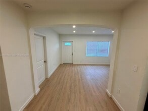 255 NW 32nd St in Miami, FL - Building Photo - Building Photo